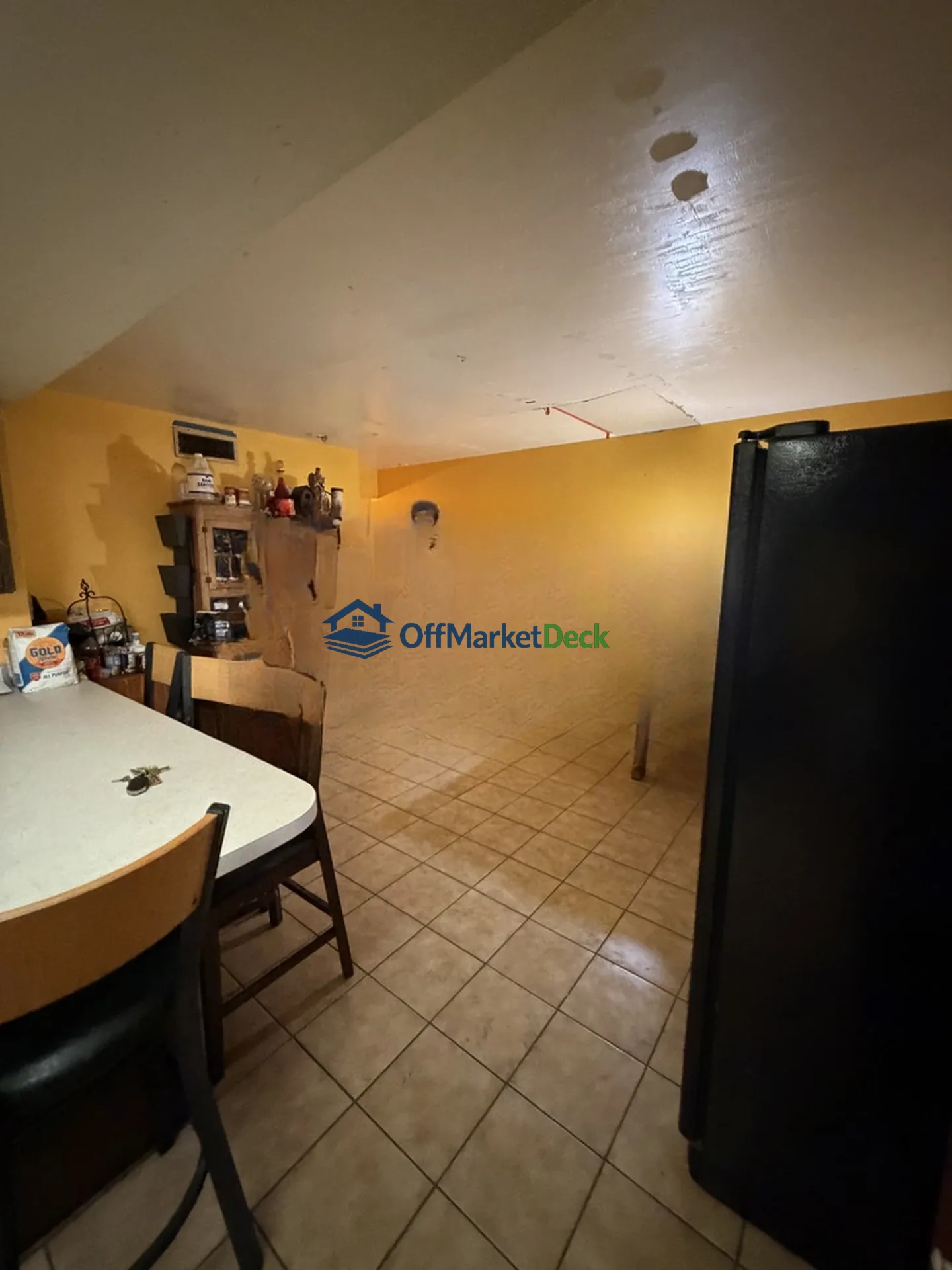 Off-market house in Phoenix, Arizona — 4 beds, 2 baths, $284,990 — photo 6 of 8
