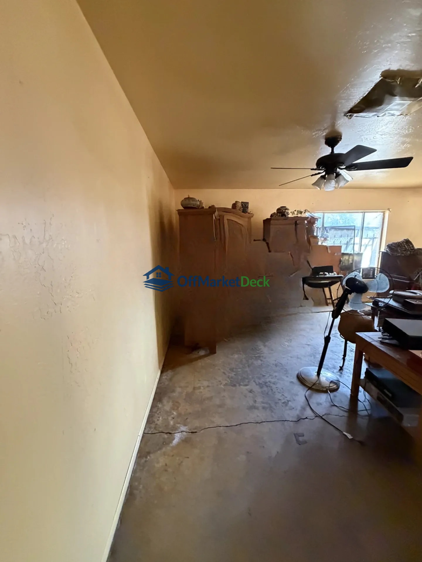 Off-market house in Phoenix, Arizona — 4 beds, 2 baths, $284,990 — photo 3 of 8