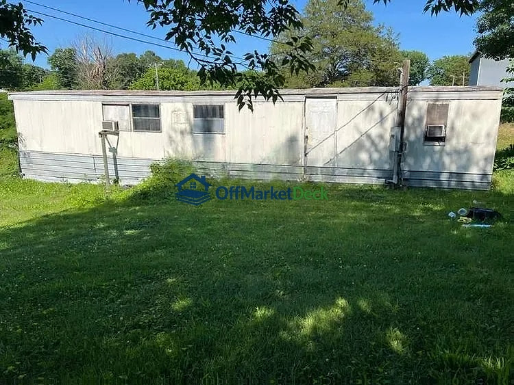 Off-market house in Sweetwater, Tennessee — 2 beds, 1 bath, $50,000 — photo 7 of 8