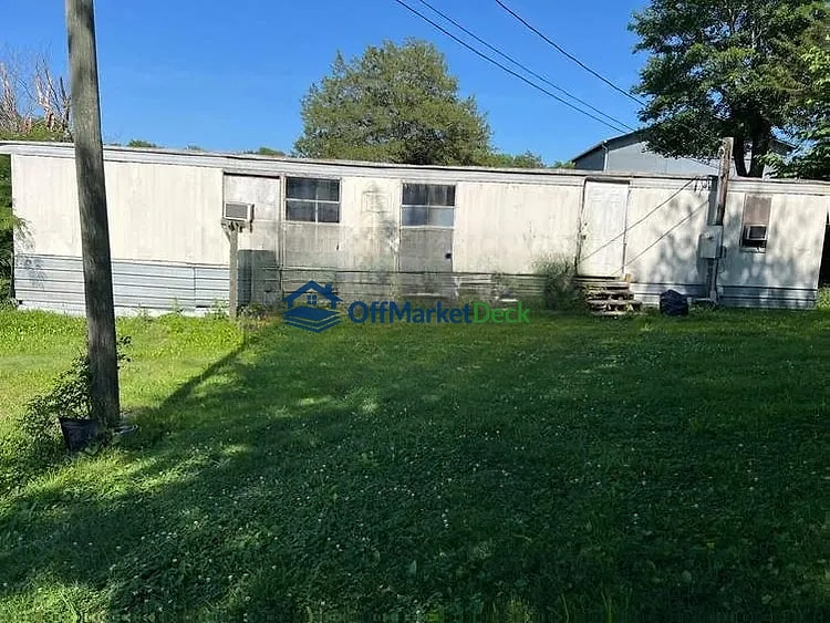 Off-market house in Sweetwater, Tennessee — 2 beds, 1 bath, $50,000 — photo 5 of 8