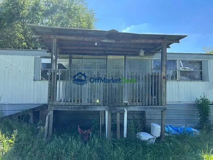 Off-market house in Sweetwater, Tennessee — 2 beds, 1 bath, $50,000 - Blurred background Image
