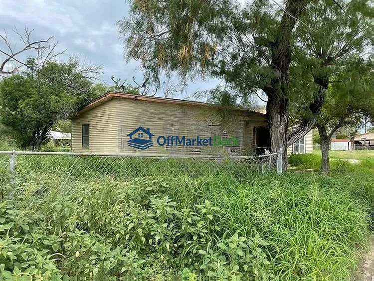 Off-market house in Poteet, Texas — 1 bed, 1 bath, $57,200 — photo 5 of 8