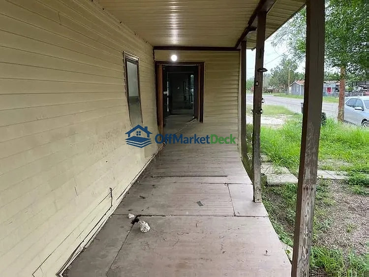 Off-market house in Poteet, Texas — 1 bed, 1 bath, $57,200 — photo 7 of 8