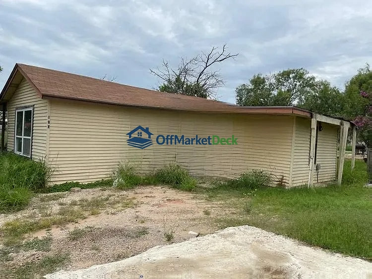 Off-market house in Poteet, Texas — 1 bed, 1 bath, $57,200 — photo 3 of 8