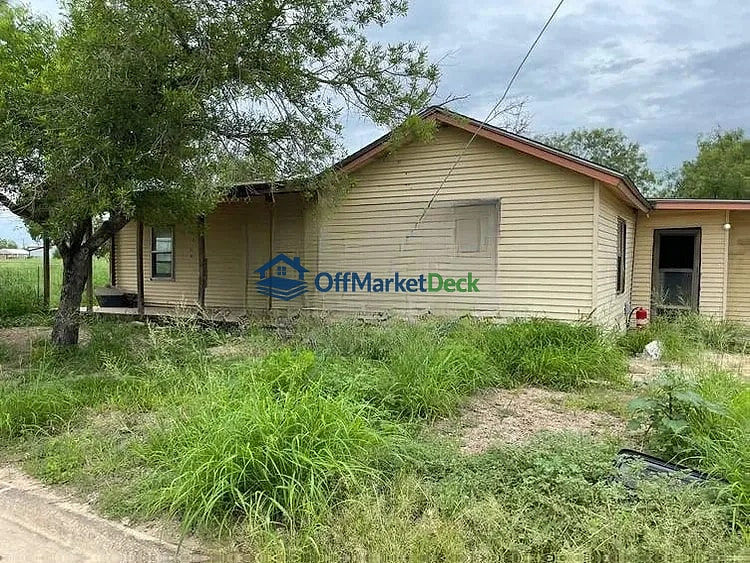 Off-market house in Poteet, Texas — 1 bed, 1 bath, $57,200 — photo 2 of 8