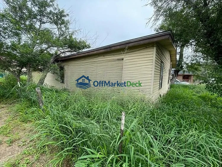 Off-market house in Poteet, Texas — 1 bed, 1 bath, $57,200 — photo 4 of 8