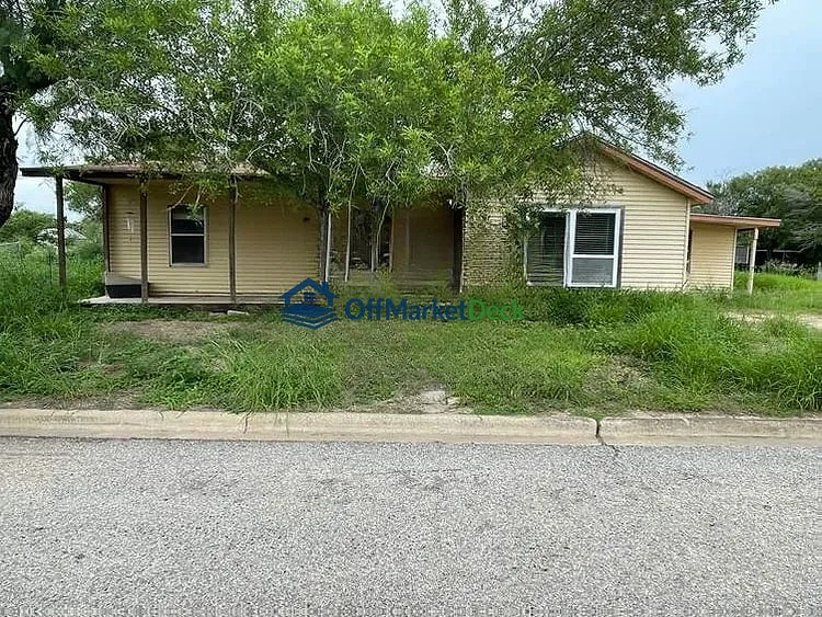Off-market house in Poteet, Texas — 1 bed, 1 bath, $57,200 - Blurred background Image