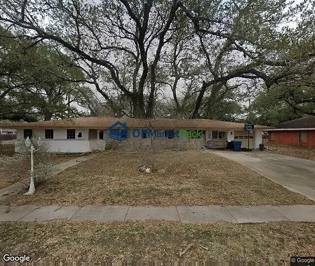 Off-market house in Sinton, Texas — 3 beds, 2 baths, $158,500 — photo 2 of 3