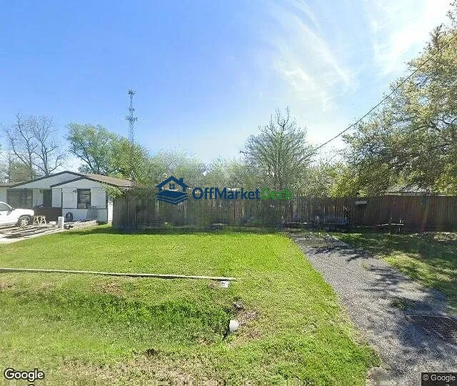 Off-market house in West Orange, Texas — 3 beds, 2 baths, $89,000 — photo 3 of 3