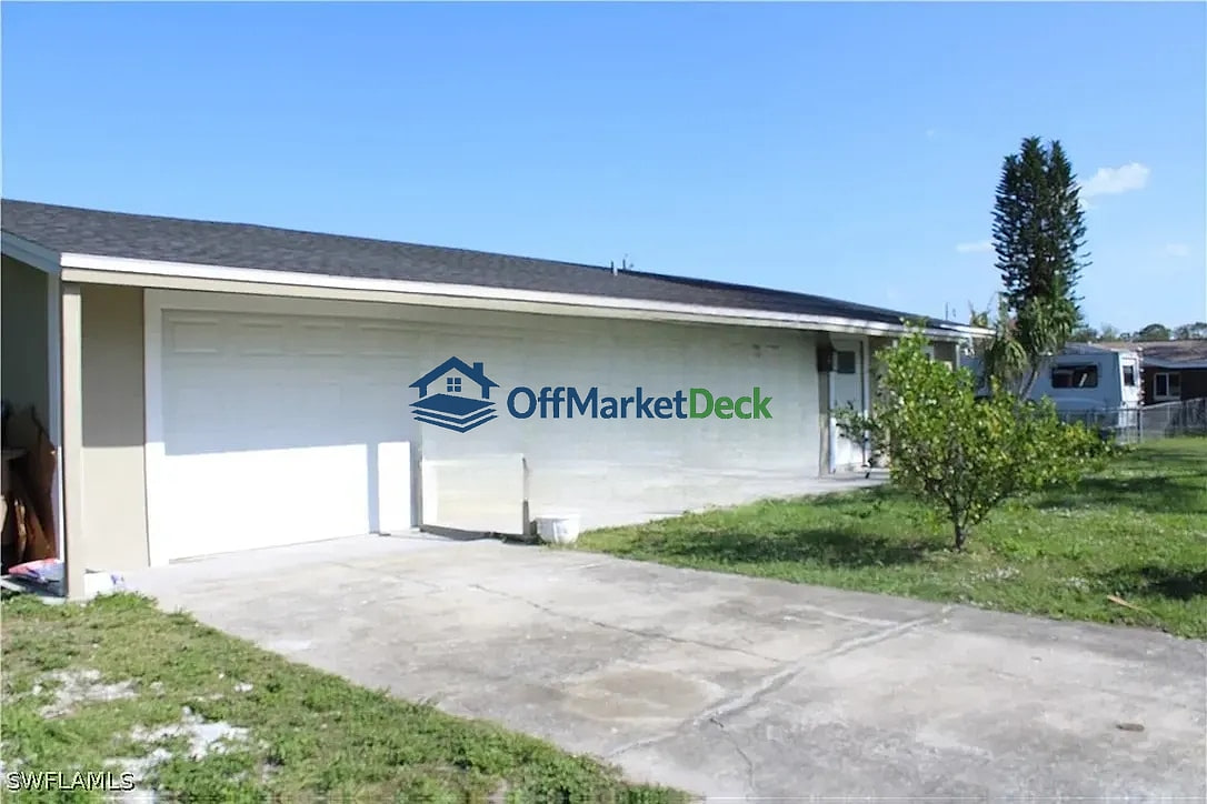 Off-market house in Alva, Florida — 4 beds, 3 baths, $30,000 - Blurred background Image