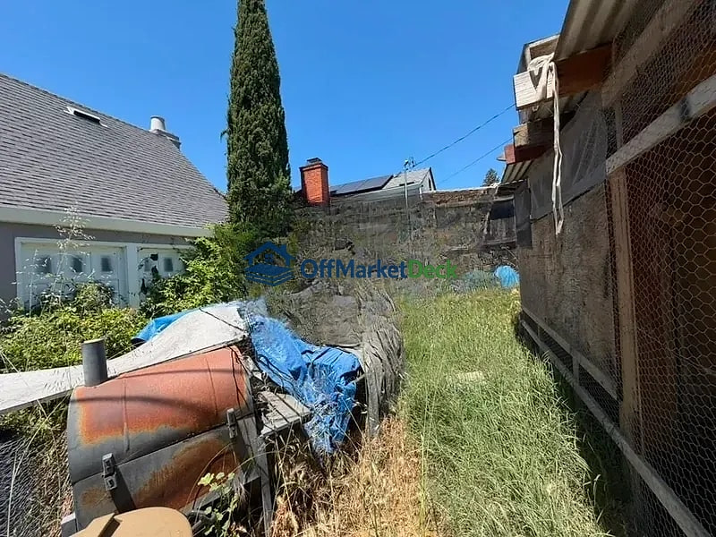 Off-market house in Vallejo, California — 1 bed, 1 bath, $299,900 — photo 8 of 8