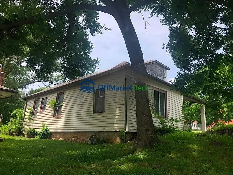 Off-market house in Leavenworth, Kansas — 3 beds, 1 bath, $89,900 — photo 2 of 8