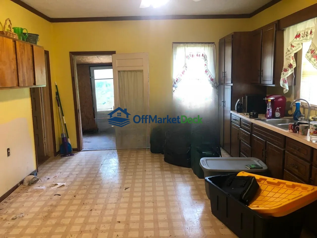 Off-market house in Leavenworth, Kansas — 3 beds, 1 bath, $89,900 — photo 4 of 8