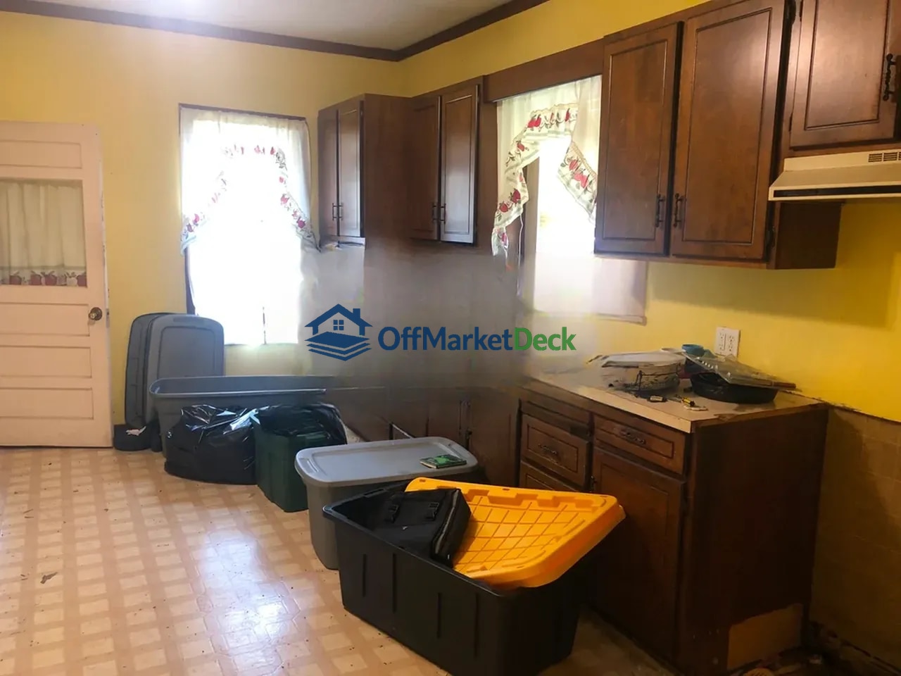 Off-market house in Leavenworth, Kansas — 3 beds, 1 bath, $89,900 — photo 5 of 8