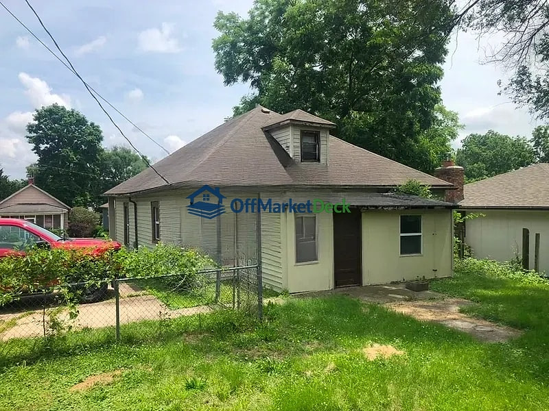 Off-market house in Leavenworth, Kansas — 3 beds, 1 bath, $89,900 — photo 3 of 8