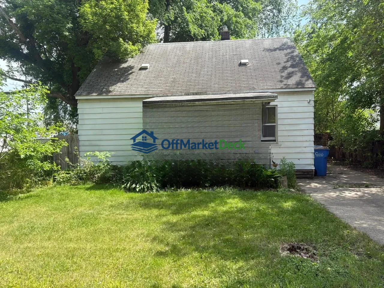Off-market house in Warren, Michigan — 3 beds, 1 bath, $67,900 - Blurred background Image