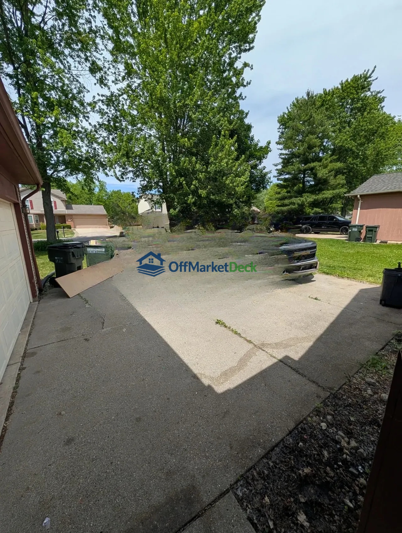 Off-market house in Rochester Hills, Michigan — 3 beds, 2 baths, $284,900 - Blurred background Image