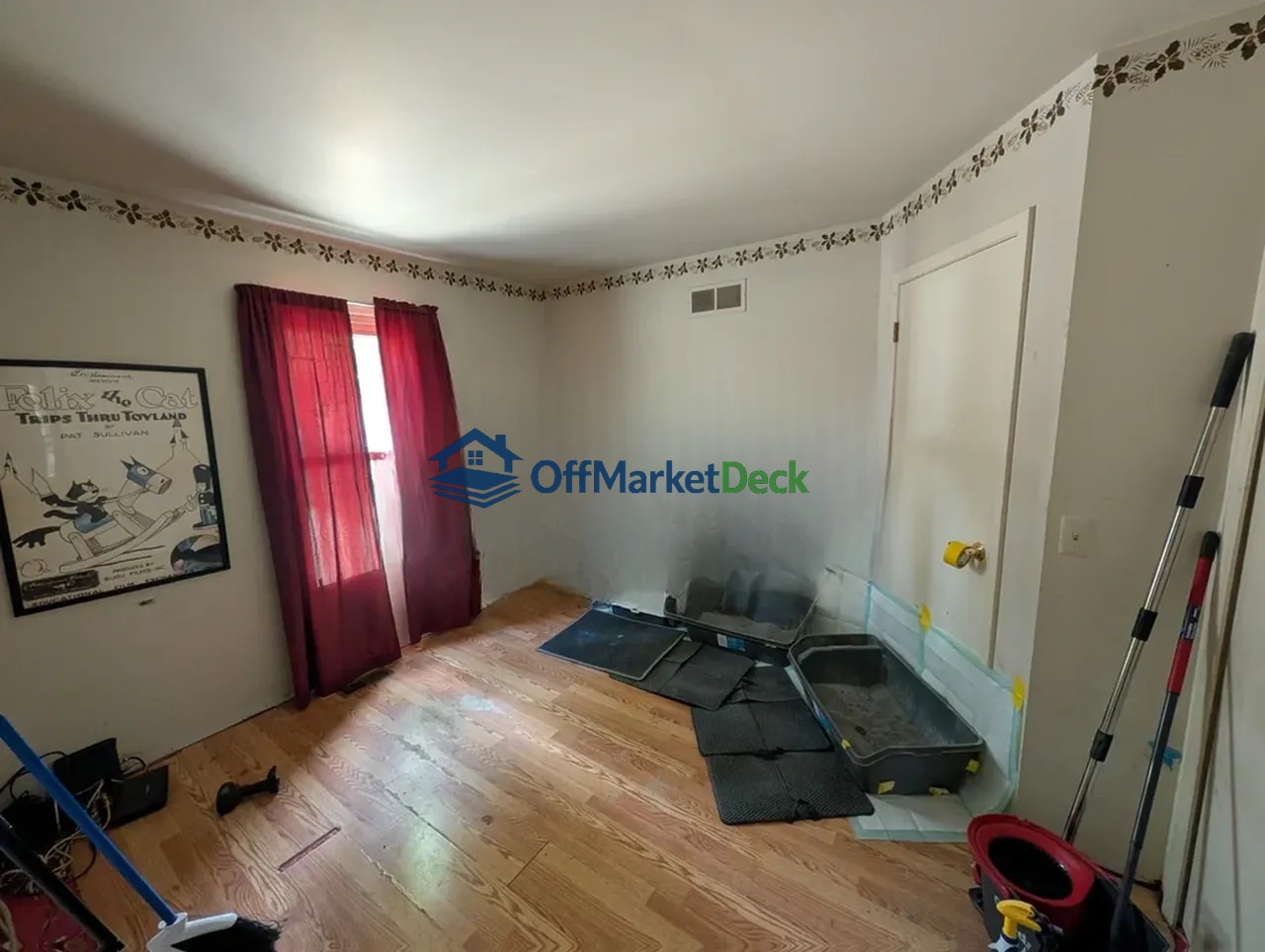 Off-market house in Rochester Hills, Michigan — 3 beds, 2 baths, $284,900 — photo 2 of 8