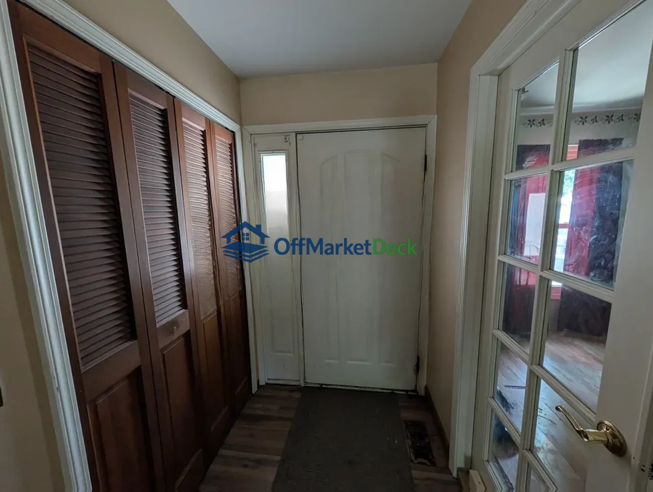 Off-market house in Rochester Hills, Michigan — 3 beds, 2 baths, $284,900 — photo 5 of 8