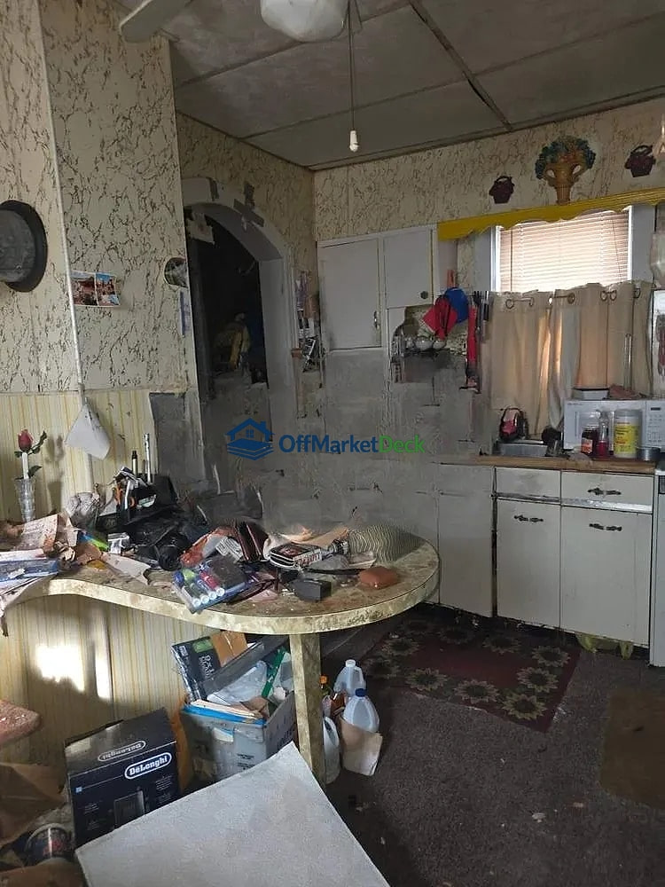 Off-market house in Pleasantville, New Jersey — 3 beds, 2 baths, $130,000 — photo 2 of 8