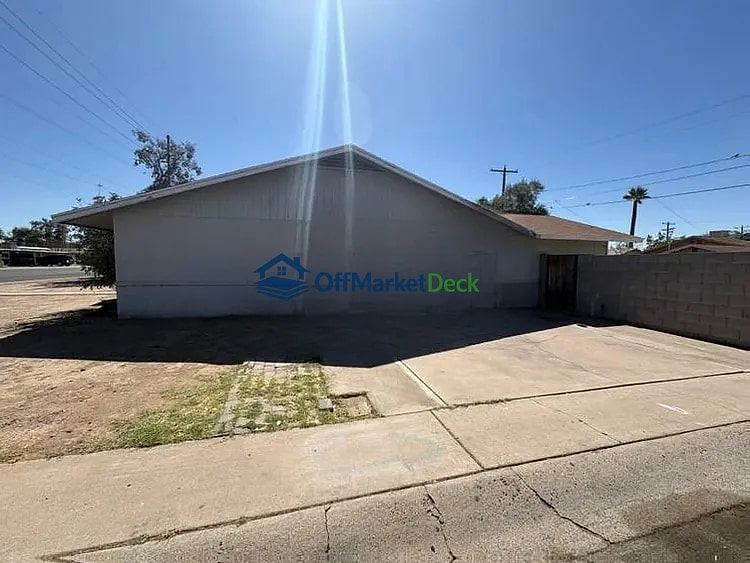 Off-market house in Phoenix, Arizona — 4 beds, 2 baths, $265,000 — photo 2 of 8