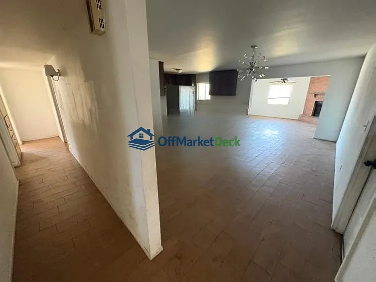 Off-market house in Phoenix, Arizona — 4 beds, 2 baths, $265,000 — photo 6 of 8