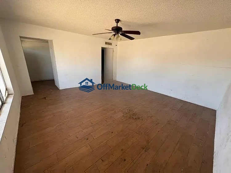 Off-market house in Phoenix, Arizona — 4 beds, 2 baths, $265,000 — photo 5 of 8