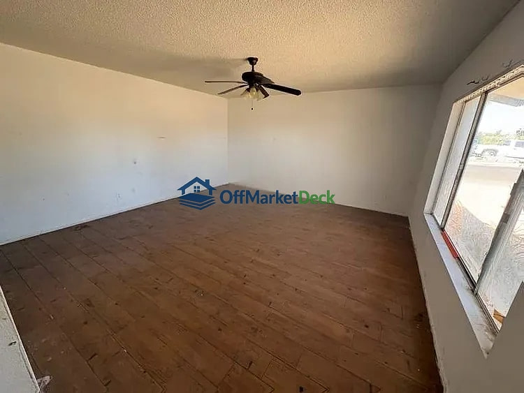 Off-market house in Phoenix, Arizona — 4 beds, 2 baths, $265,000 — photo 4 of 8