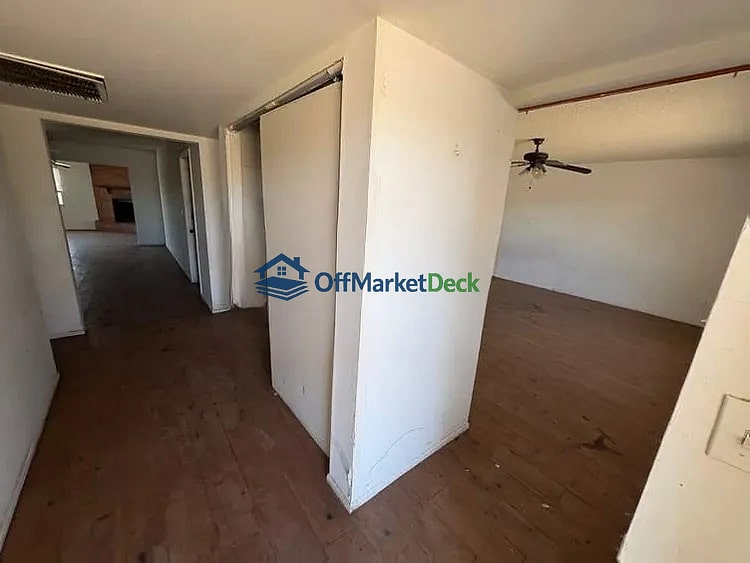 Off-market house in Phoenix, Arizona — 4 beds, 2 baths, $265,000 — photo 3 of 8