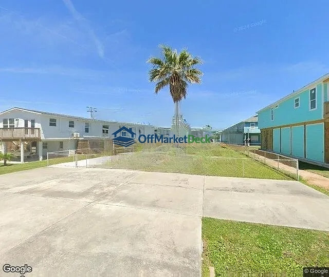 Off-market house in Galveston, Texas — 1 bed, 2 baths, $199,900 — photo 2 of 3