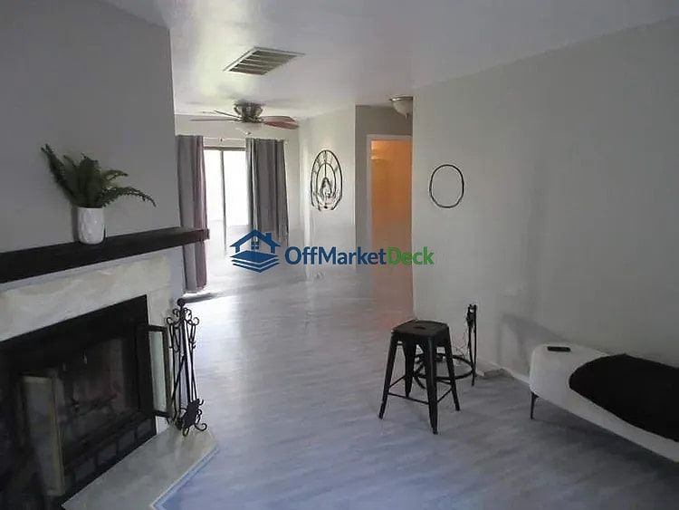 Off-market house in Florissant, Missouri — 1 bed, 1 bath, $65,000 - Blurred background Image