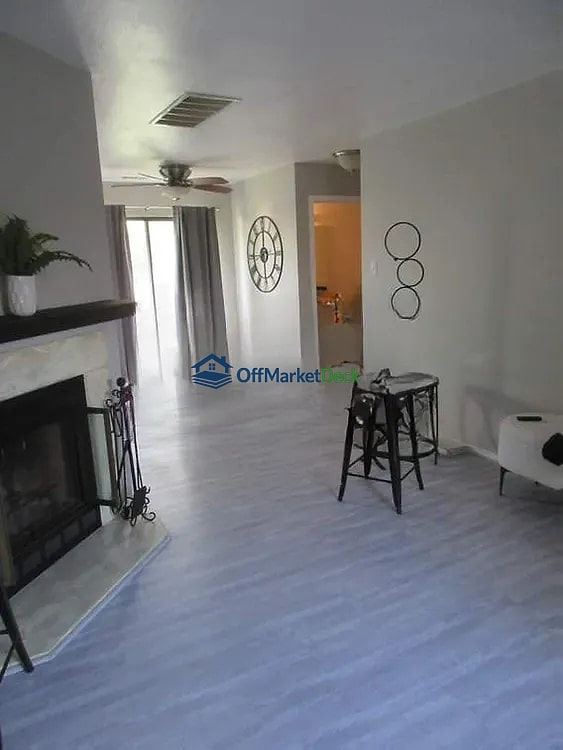 Off-market house in Florissant, Missouri — 1 bed, 1 bath, $65,000 — photo 3 of 8