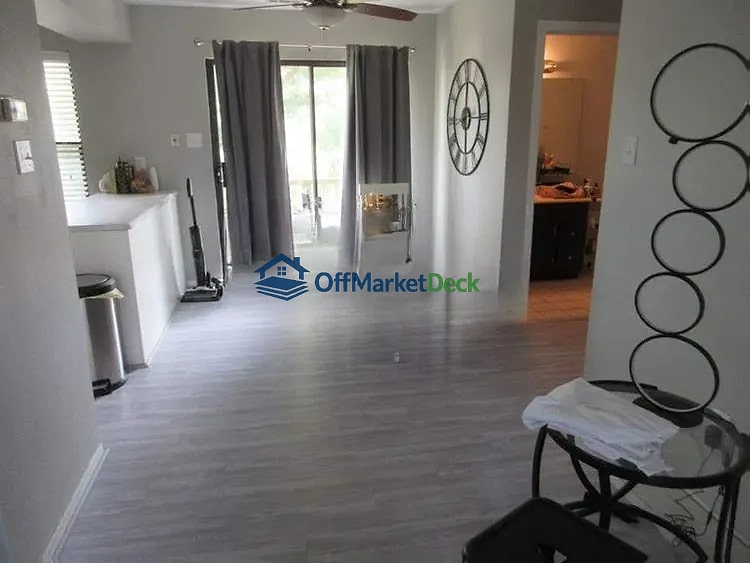 Off-market house in Florissant, Missouri — 1 bed, 1 bath, $65,000 — photo 6 of 8