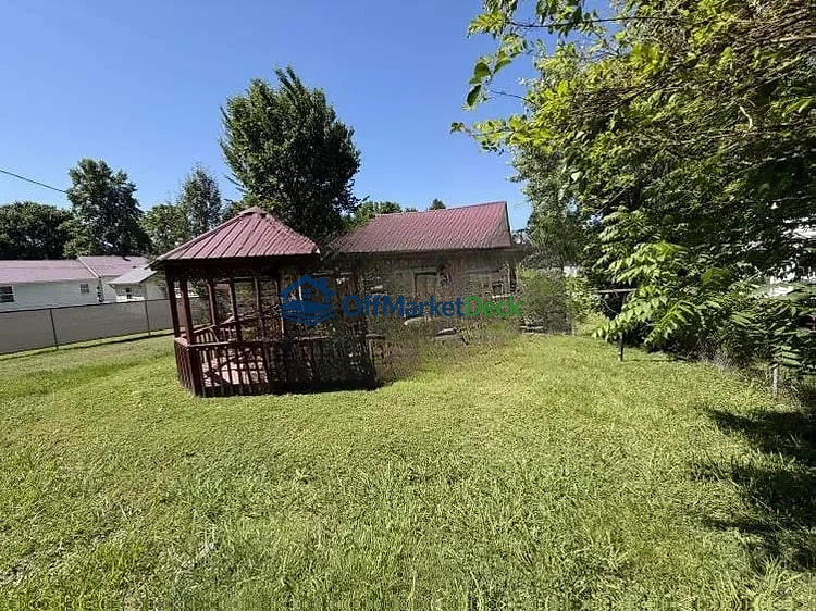 Off-market house in Kingsport, Tennessee — 2 beds, 2 baths, $100,000 — photo 3 of 8