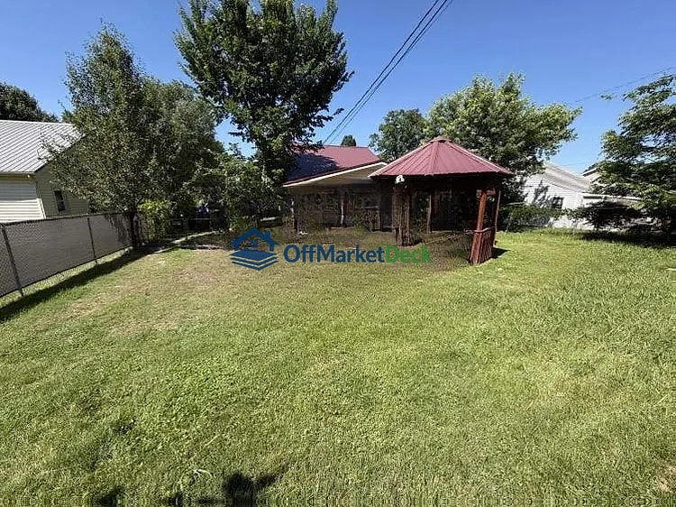 Off-market house in Kingsport, Tennessee — 2 beds, 2 baths, $100,000 — photo 2 of 8