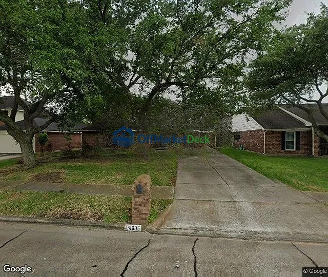 Off-market house in La Porte, Texas — 3 beds, 2 baths, $195,500 — photo 2 of 3