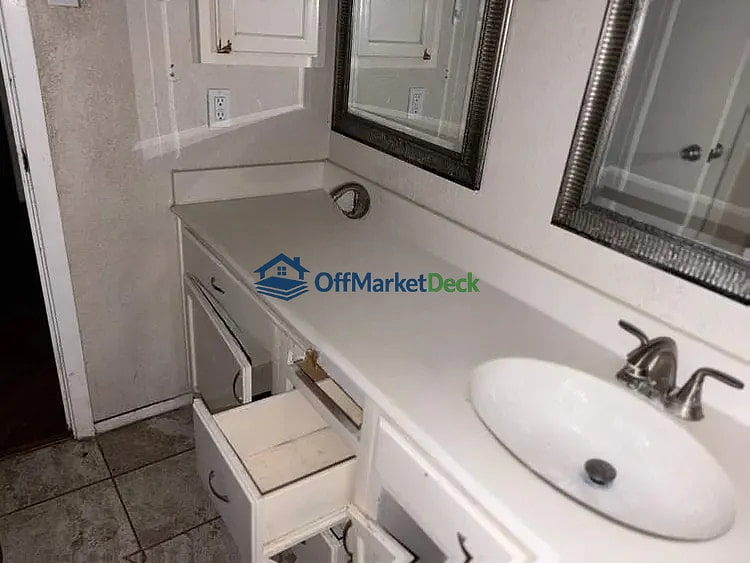 Off-market house in Spring, Texas — 4 beds, 2 baths, $169,000 — photo 7 of 8