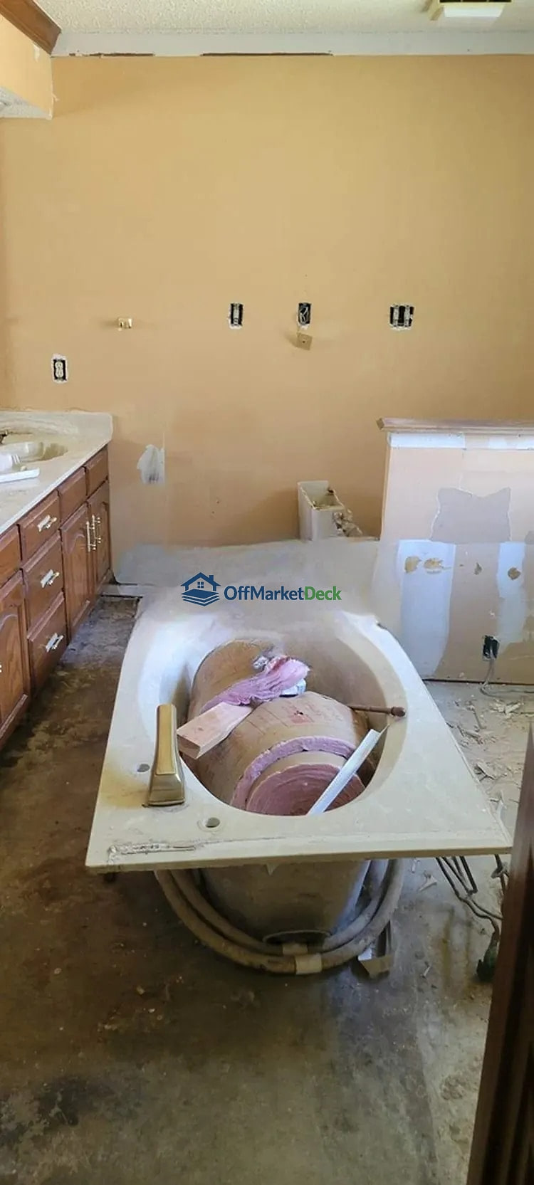 Off-market house in Grand Prairie, Texas — 3 beds, 2.5 baths, $265,000 — photo 2 of 8