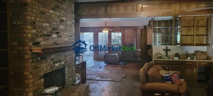 Off-market house in Grand Prairie, Texas — 3 beds, 2.5 baths, $265,000 — photo 6 of 8
