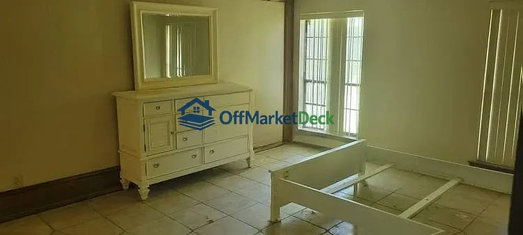 Off-market house in Grand Prairie, Texas — 3 beds, 2.5 baths, $265,000 — photo 3 of 8