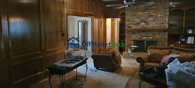 Off-market house in Grand Prairie, Texas — 3 beds, 2.5 baths, $265,000 — photo 5 of 8
