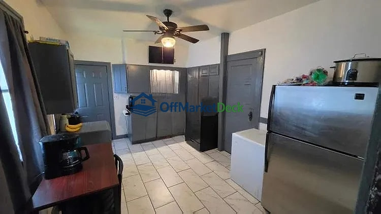 Off-market house in Indianapolis, Indiana — 3 beds, 1.5 baths, $199,000 — photo 6 of 8