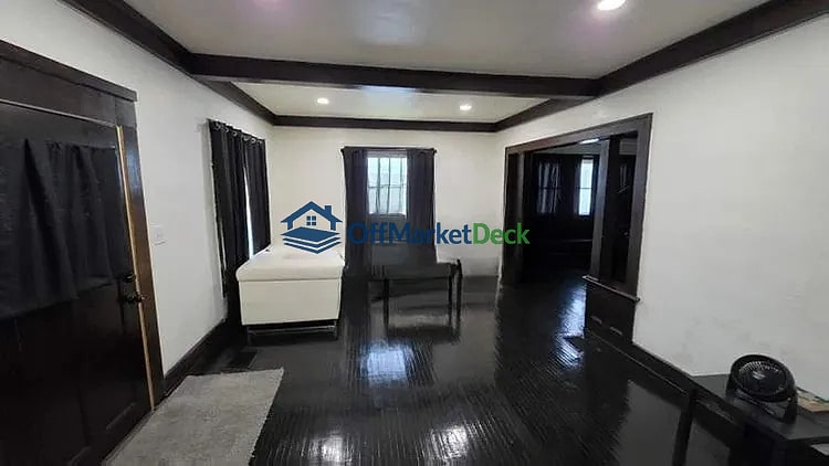 Off-market house in Indianapolis, Indiana — 3 beds, 1.5 baths, $199,000 — photo 2 of 8