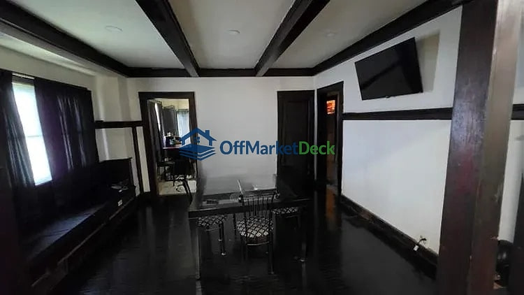 Off-market house in Indianapolis, Indiana — 3 beds, 1.5 baths, $199,000 — photo 3 of 8