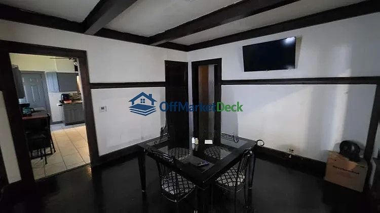 Off-market house in Indianapolis, Indiana — 3 beds, 1.5 baths, $199,000 — photo 4 of 8