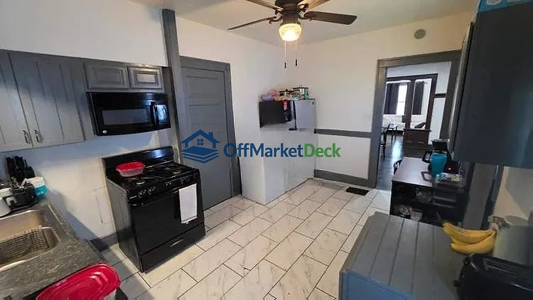 Off-market house in Indianapolis, Indiana — 3 beds, 1.5 baths, $199,000 — photo 7 of 8