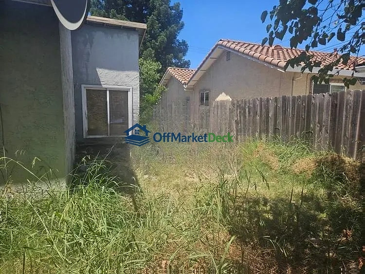 Off-market house in Sacramento, California — 3 beds, 2 baths, $245,000 — photo 7 of 8