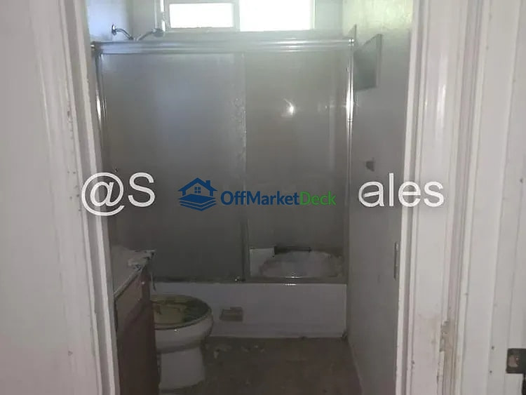 Off-market house in Sacramento, California — 3 beds, 2 baths, $245,000 — photo 3 of 8
