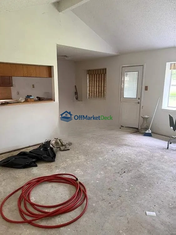Off-market house in Spring, Texas — 3 beds, 2 baths, $136,000 — photo 6 of 8