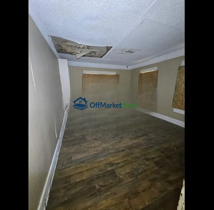 Off-market house in Fort Worth, Texas — 4 beds, 2 baths, $267,000 — photo 3 of 8